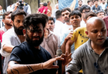अभिजीत दीपके यांच्यावर महिलेने शाई फेकली; कानाखाली मारण्याचाही प्रयत्न, जंतरमंतरवर गोंधळाचे वातावरण