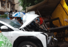 Navi Mumbai – तळोजात भीषण अपघात: नियंत्रण सुटलेल्या कारची 5 वाहनांना धडक, दोघांचा मृत्यू; कारचालक फरार