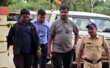 बीडमध्ये सरकारचे तोंड अधिकार्याने केले काळे, एकीकडे विकासाच्या गप्पा, दुसरीकडे अधिकारी लाच घेताना जेरबंद