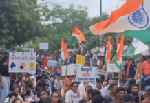 चंद्रपुरातील विद्यार्थ्यांचे जिल्हाधिकारी कार्यालयापुढे जोरदार आंदोलन, शिक्षणमंत्री धर्मेंद्र प्रधान यांच्या राजीनाम्याची मागणी