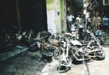 इलेक्ट्रिक स्कूटरला चार्जिंग सुरू असताना स्फोट; नोएडात पाच मजली इमारतीला आग, दोघांचा होरपळून मृत्यू