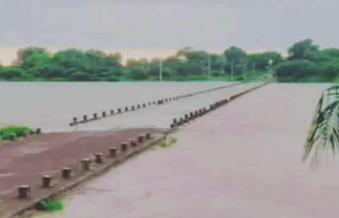 jalgaon-heavy-rain-flood-bhadgaon-parola-highway-closed-hatnur-dam-discharge