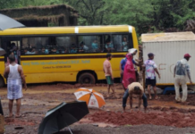 Ratnagiri News – दापोली-मंडणगड मार्गावर वणौशी येथे स्कुलबस चिखलात रुतली; स्थानिकांच्या मदतीने बस बाहेर काढण्यात यश
