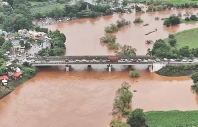 kolhapur-rains-panchganga-river-level-nears-warning-mark-61-bunds-submerged-disaster-management-deployed kolhapur-rains-panchganga-river-level-nears-warning-mark-61-bunds-submerged-disaster-management-deployed