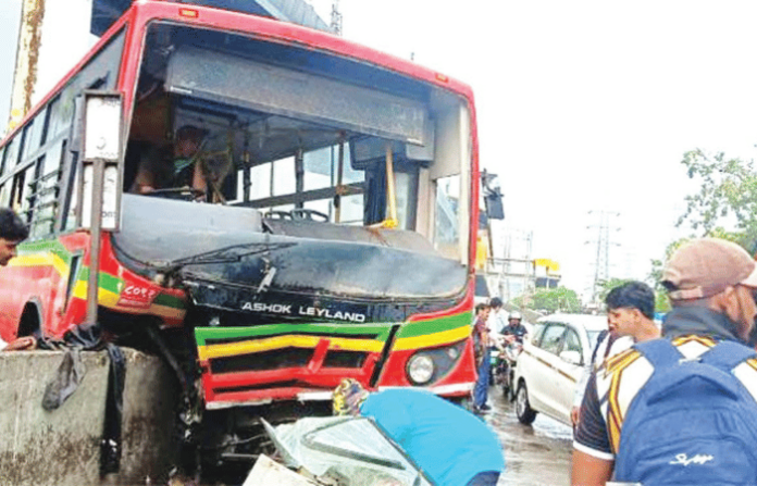 mubai best bus accident