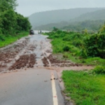 Ratnagiri News – मुंबई-गोवा महामार्गाच्या ढिसाळ कामाचा फटका; उक्षी पुलाजवळ चिखल आणि मातीचे साम्राज्य, दुचाकी घसरल्या, वाहनचालकांचे हाल