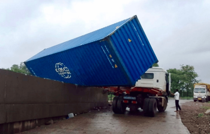 mumbai-goa-highway-container-accident-at-aravali-sangameshwar-traffic-slowdown (2)