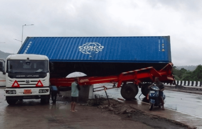 mumbai-goa-highway-container-accident-at-aravali-sangameshwar-traffic-slowdown