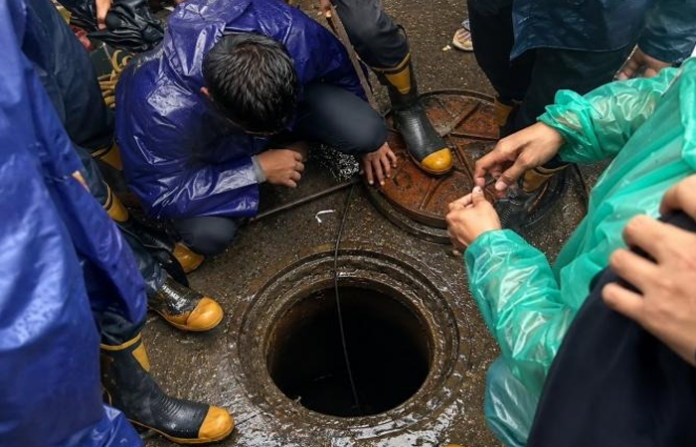 mumbai manhole news