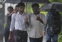 Mumbai Rain- मुंबईच्या अनेक भागांत २४ तासांत १०० मिमी पाऊस; रेल्वे वाहतूक उशिराने