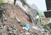 मुंब्र्यात डोंगर खचला, संरक्षक भिंत कोसळली, नऊ कुटुंबांचे स्थलांतर