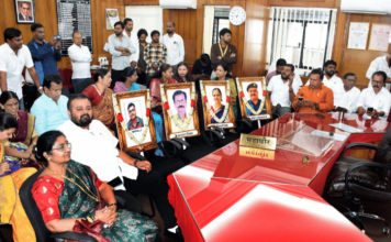 निष्क्रिय, भ्रष्ट प्रशासनाचा निषेध; शिवसेनेचा महापौरांच्या दालनात ठिय्या, महापालिका प्रवेशद्वारावर निदर्शने