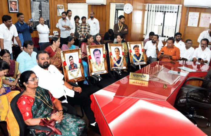 nashik-potholes-5-deaths-shivsena-protests-at-nmc-demands-case-against-mayor-and-commissioner (1)