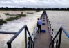 पैनगंगा नदीला पूर; येळगाव धरण पूर्ण क्षमतेने भरले, पुलांवरून पाणी वाहू लागल्याने वाहतूक ठप्प