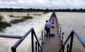 पैनगंगा नदीला पूर; येळगाव धरण पूर्ण क्षमतेने भरले, पुलांवरून पाणी वाहू लागल्याने वाहतूक ठप्प