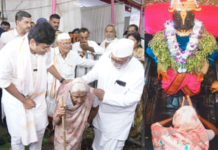 Pandharpur Wari 2026 – जिल्हाधिकाऱ्यांनीच मोडला व्हीआयपी दर्शन बंदीचा आदेश, वारकऱ्यांनी टाळ्यांच्या कडकडाटात केले स्वागत!