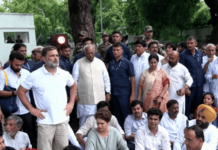 शिक्षणमंत्र्यांसह पंतप्रधान, गृहमंत्र्यांनी राजीनामा द्यावा; जोरदार मागणी करत राहुल आणि प्रियांका गांधी यांचे पंतप्रधानांच्या निवासस्थानाबाहेर धरणे आंदोलन