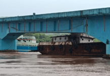 रायगड-रत्नागिरीला जोडणाऱ्या आंबेत पुलाखाली बार्ज आणि ड्रेझर अडकले, पुलावरील वाहतूक काही काळ बंद