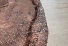 Ratnagiri News – संगमेश्वर तालुक्यातील खडीकोळवण गावातील रस्ता खचला; अपघाताचा धोका वाढला