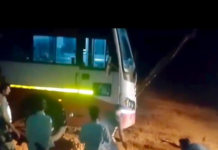Ratnagiri News – संगमेश्वर पोलीस ठाण्यासमोर एसटी बस खड्ड्यात रुतली; प्रवाशांचा जीव ४ तास टांगणीला