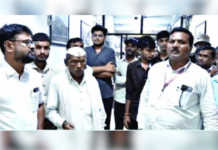 फुलंब्रीतील शेतकऱ्यांच्या मावेजा प्रकरणात न्यायालयाने खुर्ची जप्त करण्याचा आदेश देताच जिल्हाधिकारी केबिनला कुलूप लावून पळाले!