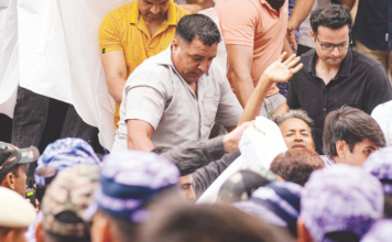 वांगचुक यांना उचलून नेले रुग्णालयातही उपोषण सुरूच, पोलीस वेशांतर करून आले पडद्याआडून डाव साधला