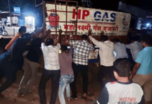 संगमेश्वर एसटी स्टॅन्डसमोरील तुटलेल्या मोऱ्यांमुळे अपघातांचे सत्र, गॅस सिलेंडरची गाडी अडकली, रिक्षाचालकांची मदत