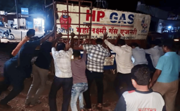 संगमेश्वर एसटी स्टॅन्डसमोरील तुटलेल्या मोऱ्यांमुळे अपघातांचे सत्र, गॅस सिलेंडरची गाडी अडकली, रिक्षाचालकांची मदत
