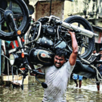 ‘गुजरात मॉडेल’ वाहून गेले, सुरतमध्ये 18 इंच पाऊस! 85 वर्षांचा विक्रम मोडला; रस्त्यांवर 5 फूट पाणी साचले, शॉपिंग मॉलचा एक मजला पाण्याखाली