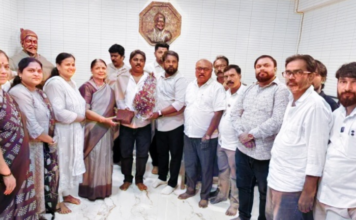 रस्त्यावर साचलेल्या पाण्यातून शॉर्टसर्किट; दोन तरुणींना वाचवणाऱ्या शाखाप्रमुखाचा सन्मान