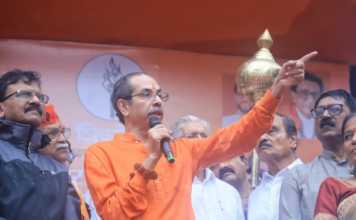 ही पावसात पेटलेली ठिणगी आहे! आपण एकजुटीने या चोरांना तडीपार करूया, उद्धव ठाकरे बरसले