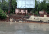 Ratnagiri News – मंडणगडमध्ये अतिवृष्टी सुरुच; शासकीय विश्रामगृहाची संरक्षक भिंत कोसळली