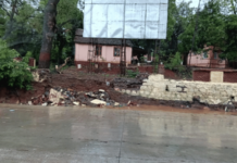 Ratnagiri News – मंडणगडमध्ये अतिवृष्टी सुरुच; शासकीय विश्रामगृहाची संरक्षक भिंत कोसळली