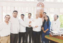 प्रवेश नाकारणाऱ्या महाविद्यालयाला समज द्या, युवासेनेचे मुंबई विद्यापीठाला निवेदन yuva-sena-submits-memorandum-to-mumbai-university-against-raheja-college-denying-admissions-to-students