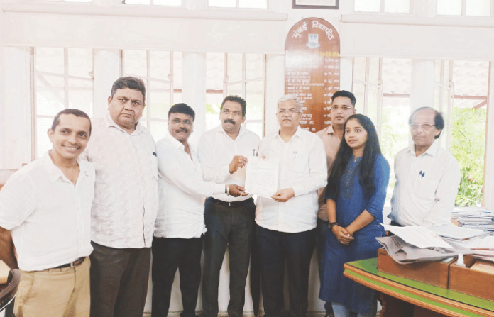 yuva-sena-submits-memorandum-to-mumbai-university-against-raheja-college-denying-admissions-to-students yuva-sena-submits-memorandum-to-mumbai-university-against-raheja-college-denying-admissions-to-students