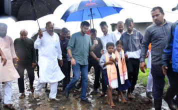 आदित्य ठाकरे यांनी चिखल तुडवत भर पावसात केली रस्त्याची पाहणी, पेगलवाडीच्या धाडसी विद्यार्थ्यांच्या व्हिडीओची दखल