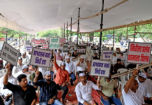 ८६ हजार कोटींच्या थकीत बिलांसाठी कंत्राटदारांचे आझाद मैदानात आंदोलन; मुख्यमंत्र्यांनी तातडीने संयुक्त बैठक बोलवण्याची मागणी