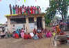 Chandrapur News – ग्रामसभेच्या मागणीवरून महिला आक्रमक; थेट ग्रामपंचायतीच्या छतावर चढून आंदोलन
