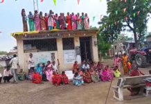 Chandrapur News – ग्रामसभेच्या मागणीवरून महिला आक्रमक; थेट ग्रामपंचायतीच्या छतावर चढून आंदोलन