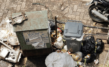 डोंबिवलीत आरोग्य केंद्राच्या प्रवेशद्वारावरच कचऱ्याचे ढीग; शिवसेनेने उठवला आवाज