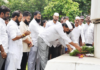हुताम्यांनो, मराठीद्रोही फडणवीसांना माफ करा! मराठी एकीकरण समितीची हुतात्मा चौकात प्रार्थना, अमराठी चालकांवरील कारवाई पुढे ढकलल्याचा निषेध