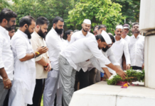 हुताम्यांनो, मराठीद्रोही फडणवीसांना माफ करा! मराठी एकीकरण समितीची हुतात्मा चौकात प्रार्थना, अमराठी चालकांवरील कारवाई पुढे ढकलल्याचा निषेध