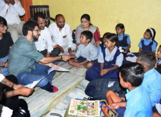 Photo – आदित्य ठाकरे यांची पेगलवाडीच्या शाळेला भेट, विद्यार्थ्यांशी साधला संवाद