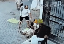बाळाला कुशीत घेऊन मंदिराबाहेर बसलेल्या महिलेला तरुणाने चपलेने केली मारहाण, Video पाहून तुमचेही रक्त खवळेल