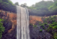 Ratnagiri News – चिपळूणच्या प्रसिद्ध सवतसडा धबधब्याकडे प्रशासनाचे दुर्लक्ष, सुविधांच्या अभावामुळे पर्यटक त्रस्त