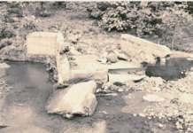 नदी ओलांडण्यासाठी बांधलेला सरकारी पूल वाहून गेला, उंबरवीरा आदिवासींच्या आयुष्याचा दोरीवर तोल