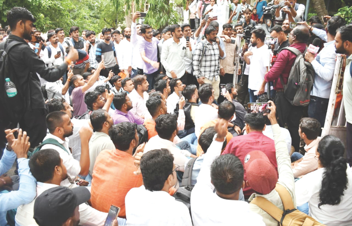 हायकोर्ट लिपिक परीक्षेत गोंधळ, विद्यार्थ्यांचे आंदोलन