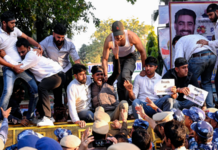 दिल्लीत RSS मुख्यालयाबाहेर युवक काँग्रेसची निदर्शने, भाजप-आरएसएसच्या भेदभावपूर्ण मानसिकतेचा केला निषेध