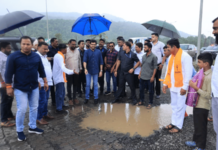 मुंबई-गोवा महामार्गावर पालकमंत्रिपदाच्या बॅनरची क्वॉलिटी ए 1, तर रस्ते स्पेस टेक्नोलॉजीने बनवले! आदित्य ठाकरे यांचा घणाघात