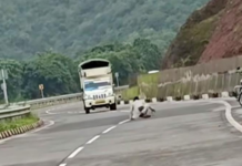 आंबा घाटात तळीरामांचा तमाशा, गाड्या अडवून दगडफेक, भररस्त्यात लोळून धिंगाणा